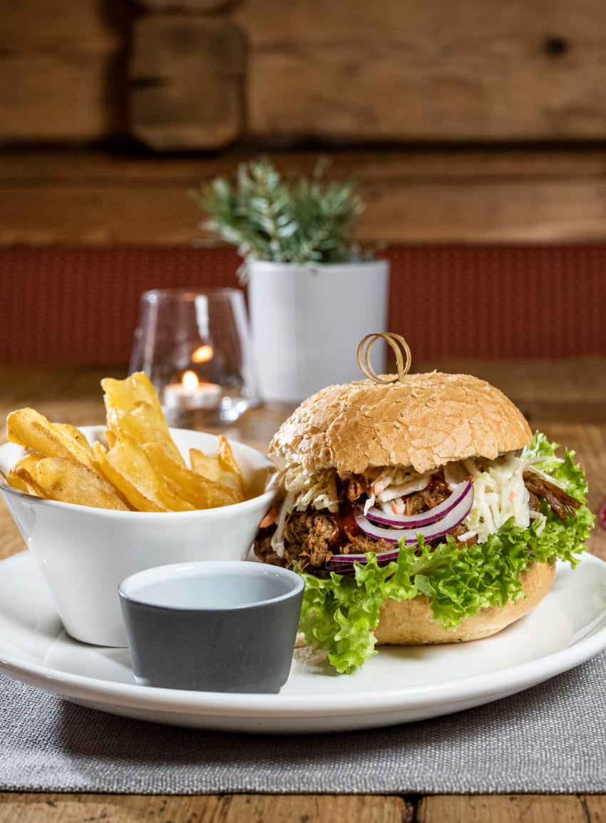 Burger essen auf der My Sportalm © Lorenz Masser Fotografie