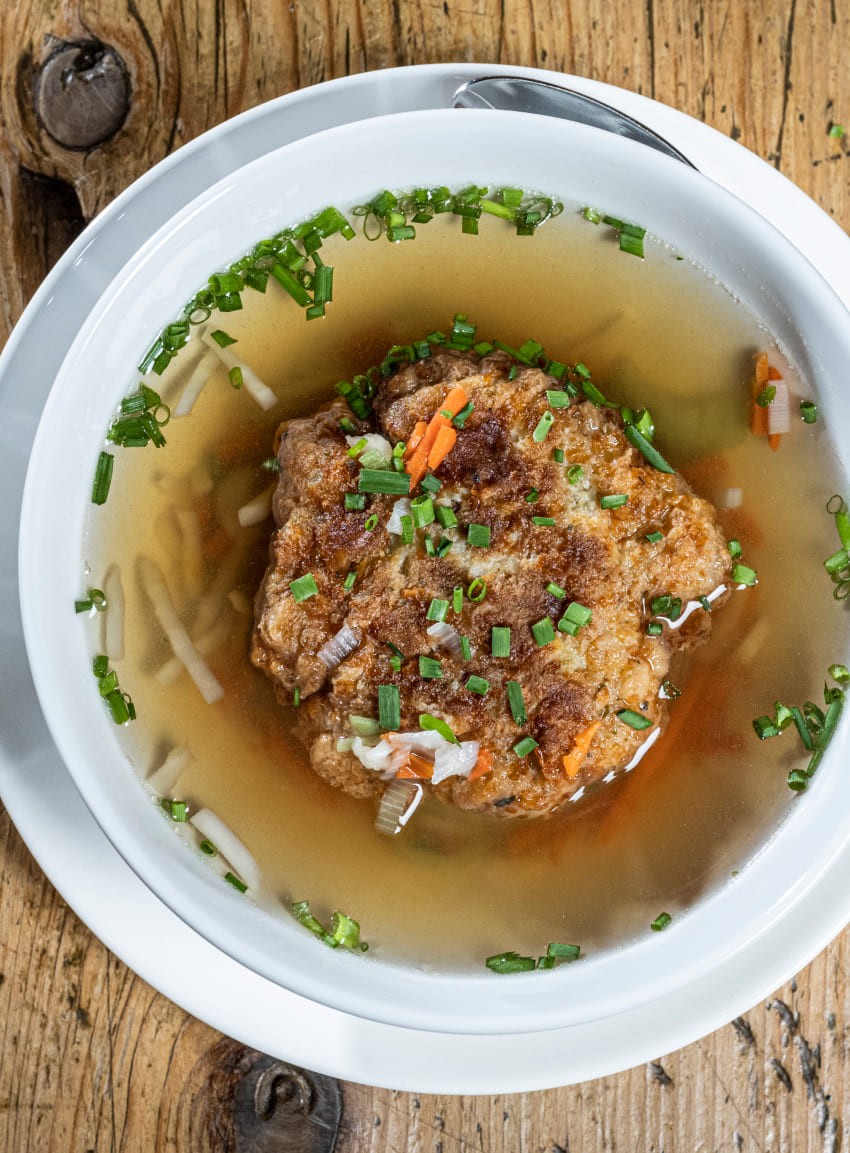 Eine wärmende Kaspressknödelsuppe an kalten Wintertagen © Lorenz Masser Fotografie